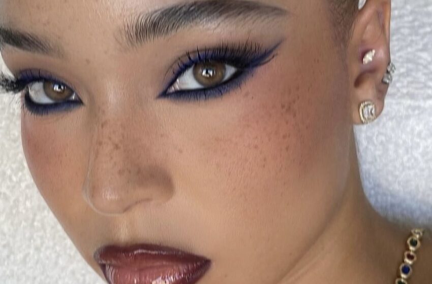  How to Apply Navy Blue Eyeliner